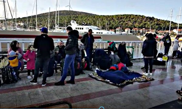 Çeşme'de 85 düzensiz göçmen yakalandı